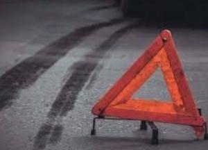 В Киеве у грузовика отказали тормоза, он снес два автомобиля (фото)