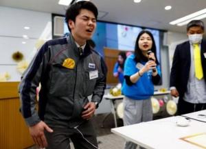 "Було так боляче, що я не міг стояти": японці випробували симулятор менструального болю
