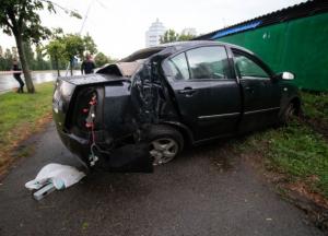 В Киеве легковушка снесла столб и вылетела на тротуар, водитель был пьян (видео)