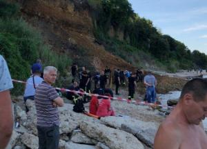 Нa одесский пляж рухнул склон: спaсaтели ищут возможных пострaдaвших