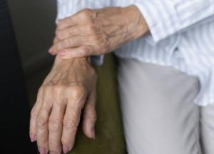 Врачи назвали незаметные симптомы болезни Паркинсона