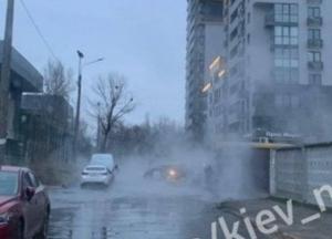 В Киеве снова прорвало трубу с кипятком (фото)