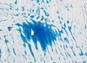 Спутники NASA зафиксировали в Антарктиде гигантское талое озеро 