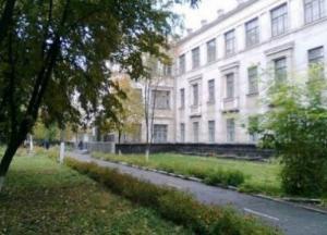 Школа заплатила экс-депутату более миллиона за окна и двери, на которые скинулись родители учеников