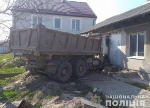 Во Львовской области грузовик въехал в жилой дом, есть пострадавший