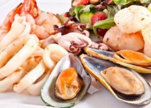 Названы продукты, которые вызывают неприятный запах тела