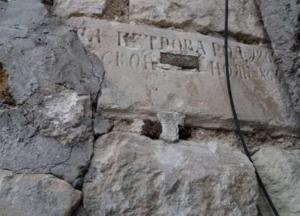 В Симферополе обнаружили здание, построенное из надгробных плит 