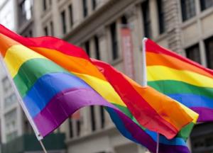 Трансгендеры потребовали убрать женский символ с упаковок прокладок (фото)