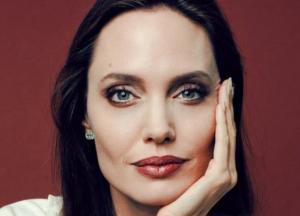 Анджелина Джоли впервые за 20 лет снялась в ню-фотосессии