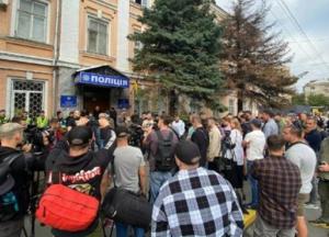 Дело о хулиганстве под ОП: подозреваемый порезал вены возле отделения полиции