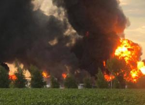 На Дніпропетровщині рятувальники другу добу продовжують гасити пожежу на нафтобазі