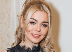 Алина Гросу засветила пышный бюст в кружевном комбинезоне (фото)