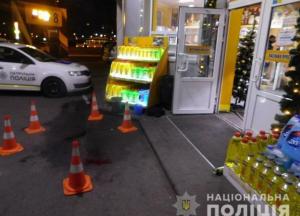В Киеве подростки ограбили магазин на заправке (фото)
