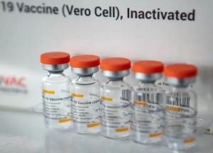 В Украине в два раза сокращают интервал между уколами вакциной Sinovac