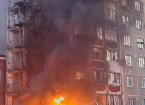 У Чернігові дрон влетів у 5-поверхівку, в будинку велика дірка, є жертви: відео моменту прильоту