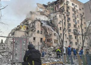 Росіяни знесли цілих 6 поверхів житлового будинку на Дарниці в Києві, багато загиблих (фото, відео)