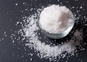 Диетолог рассказала о вреде еды без соли