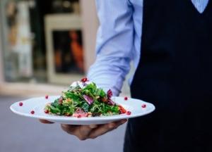 Эксперт сообщила, сколько времени можно хранить холодец и оливье