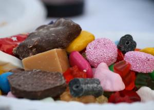 Медики рассказали, какие сладости полезны для работы сердца