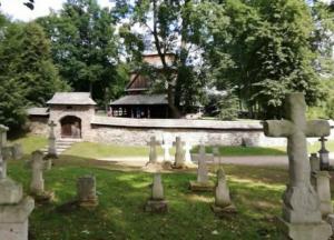 Поляки приховали маскувальною сіткою хрести на українських могилах (фото, відео)