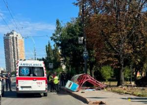 Влетів у маршрутку і вилетів на зупинку з людьми: у Києві сталась страшна смертельна ДТП, є відео моменту