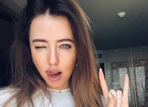 Надя Дорофеева продемонстрировала яркий образ в одной только футболке (фото)