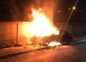На Борщаговской в Киеве автомобиль въехал в столб и загорелся (видео)
