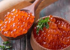 Медики рассказали о вреде и пользе красной икры