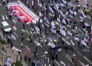 В Киеве протестующие заблокировали Крещатик (видео)