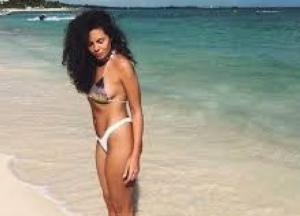 Новое жаркое фото: Настя Каменских на яхте показала пышные формы