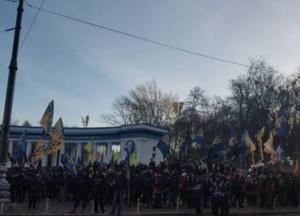 В Киеве собрались тысячи людей на акцию из-за рынка земли (фото)