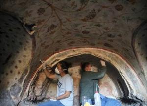 В Турции нашли 400 каменных гробниц, которым 1800 лет (фото)