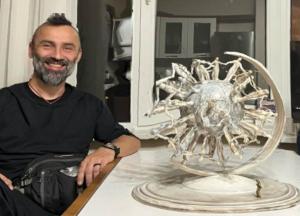 Коронавирус в полумесяце: в Сеуле установят скульптуру всемирно известного украинского футуролога Милова (фото, видео)