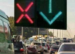 Киевляне требуют восстановить работу реверсивного светофора на мосту Патона и пр. Соборности