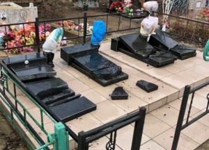 «Развлекались»: на Николаевщине две ученицы лицея надругались над могилами