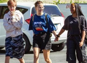 Дочерей Джоли заметили в компании "опасной" подруги