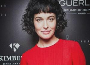 Даша Астафьева без белья устроила фотосессию за столом (фото)