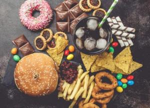 Медики назвали продукты, которые категорически нельзя есть перед сном