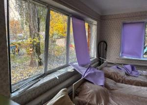 У Києві уламки пошкодили низку шкіл та садочків: вони перейдуть на "дистанційку" (фото)