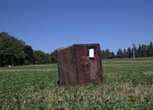 Фермеру подбросили загадочный сейф, который никто не смог открыть (фото)