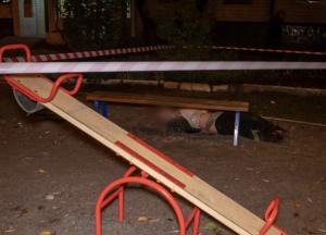 В Днепре на детской площадке обнаружили мертвого мужчину с разбитой головой (фото)