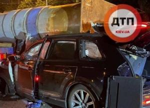 В Киеве авто в ДТП прошило опорой (фото)