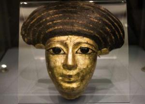 Археологи обнаружили в гробнице роскошную серебряную маску времен Древнего Египта 