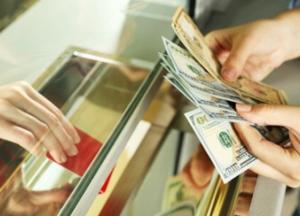 Украинцы живут сегодняшним днем: лишь 12% граждан хранят деньги в банках
