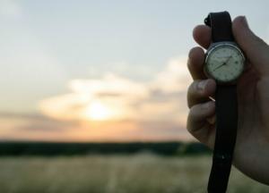 Переход на летнее время в Украине 2021: когда нужно переводить часы