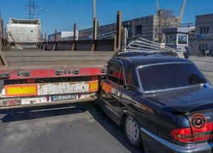 В Днепре «Волга» залетела под прицеп грузовика: мужчину забрала скорая (фото)
