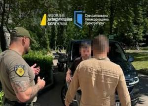 Екс-посадовці прокуратури Кіровоградщини викриті на вимаганні $13,5 тис. та Tesla