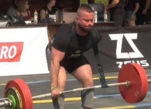 Всю жизнь помогал другим, а теперь сам нуждается: рекордсмен Книги рекордов утратил руку (видео)