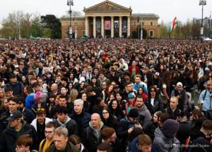 "Джей Ді Венс все зіпсував": у Будапешті напередодні виборів пройшов концерт-мітинг проти Орбана (відео)