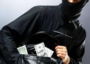 Избили и связали: в Киеве у безработного мужчины украли 30 тысяч долларов